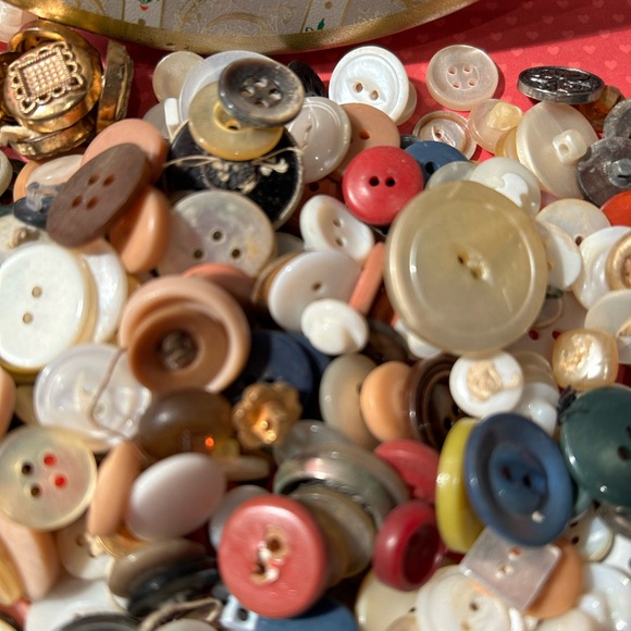 Lot of Vintage Christmas Color Themed Buttons in tin - Picture 9 of 13